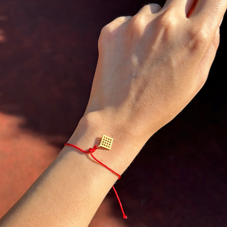Kola takilmis Anadolu Motiflerinden bereket motifli kirmizi ipli bileklik_Red string bracelet with fertility motif among Anatolian Motifs on woman arm