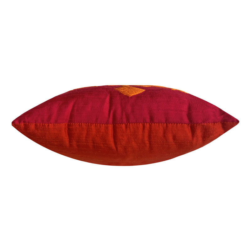 Koyu pembe turuncu kucuk yastigin ust gorunusu_Top view of orange and dark pink silk cushion_coussin_kissen