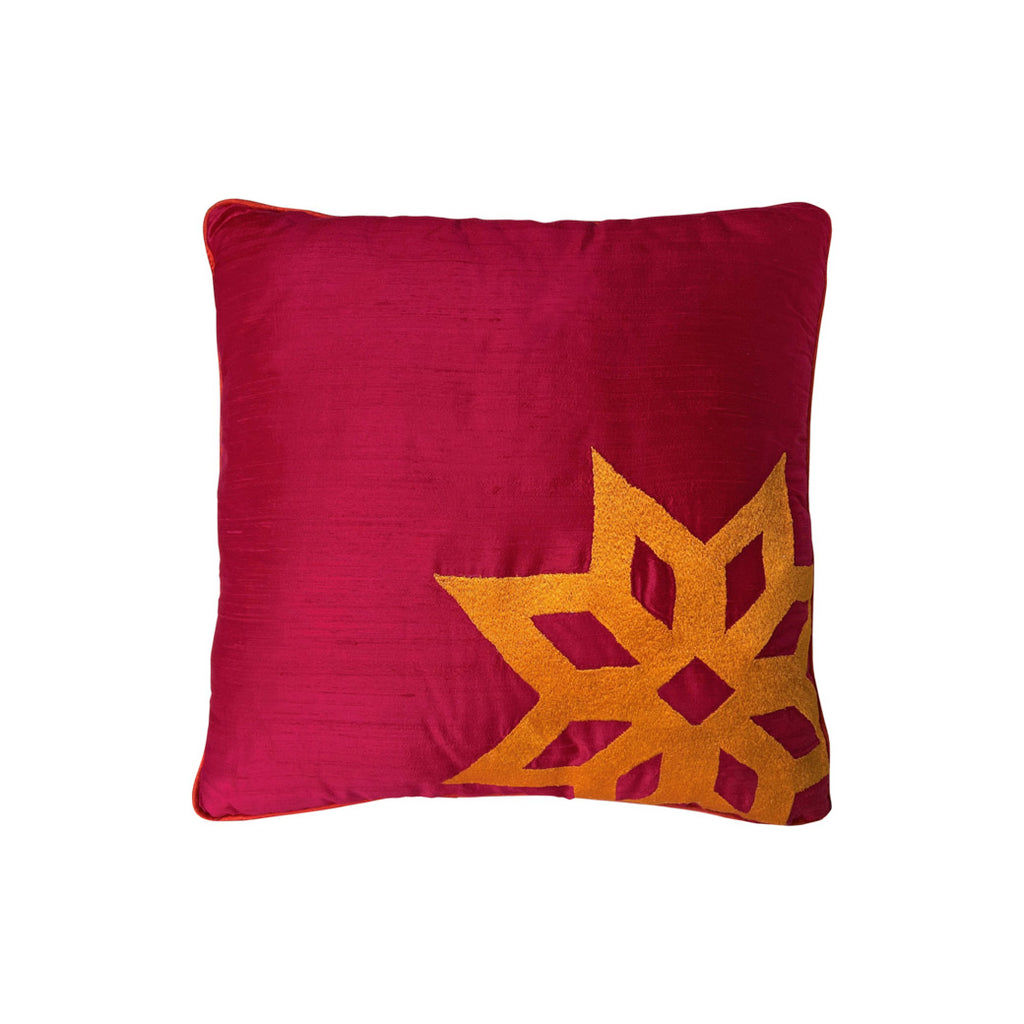 Koyu pembe ustune akil sembolu yildiz motifi nakisli yastik_Dark pink silk pillow case with star motif symbolizing wisdom