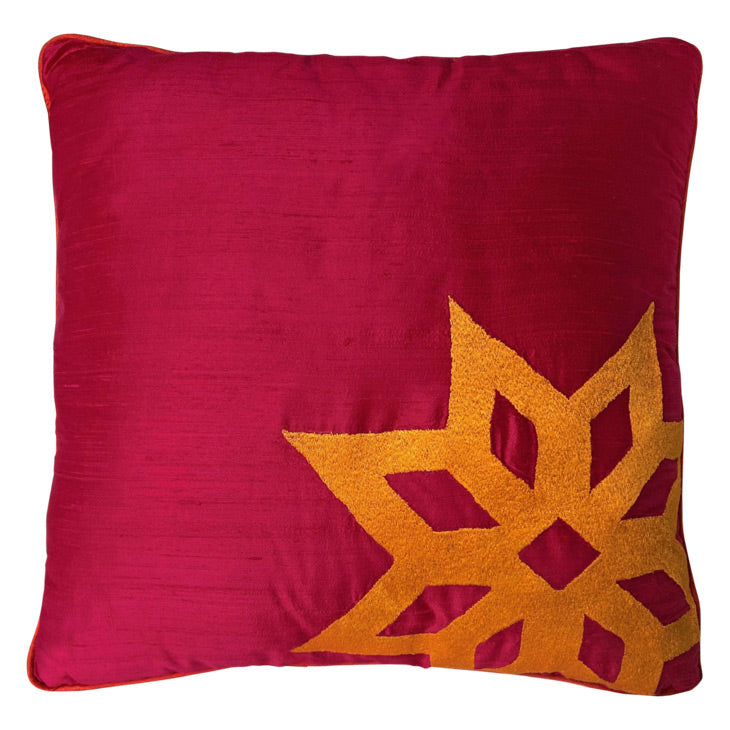 Koyu pembe ustune akil sembolu yildiz motifi nakisli yastik_Dark pink silk pillow case with star motif symbolizing wisdom