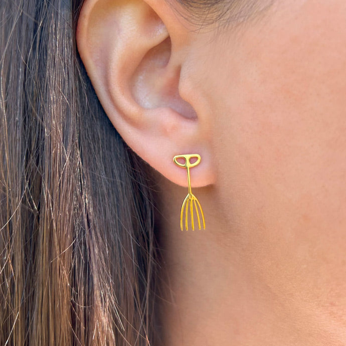 Kulakta el parmak tarak motifli kupe_Earring with hand finger and comb motif on the ear