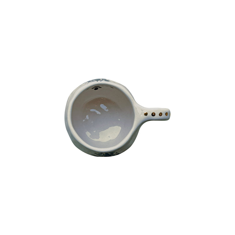 Kulplu beyaz kupanin ust gorunusu_Top view of white mug with spotted handle