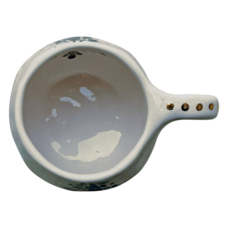 Kulplu beyaz kupanin ust gorunusu_Top view of white mug with spotted handle