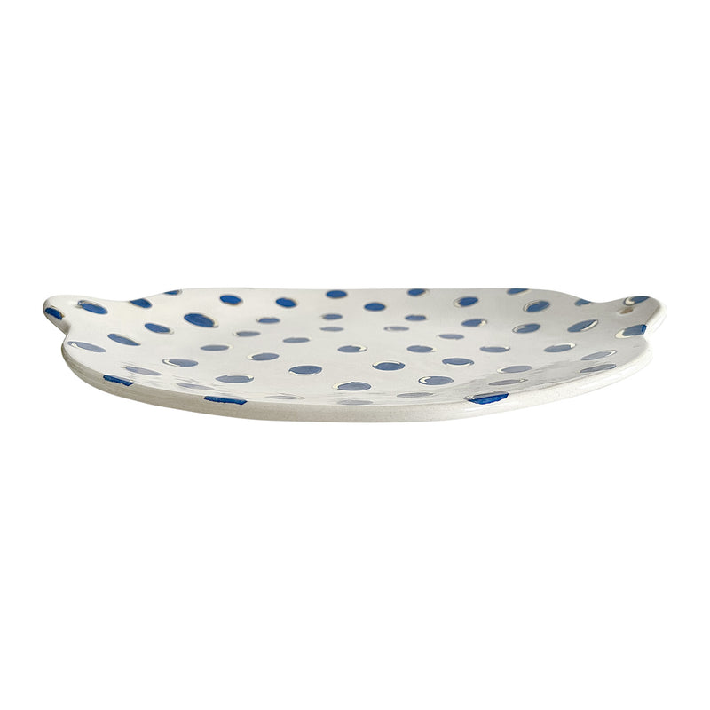 Kulplu ve mavi benekli beyaz servis tabagi_White platter with blue spots and handles