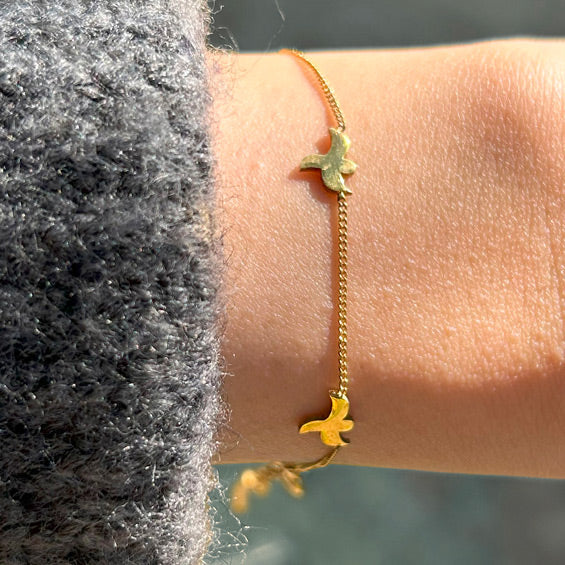 Kus motifi bir keceden alinma altin kaplama bileklik_Gold plated bracelet with bird motif