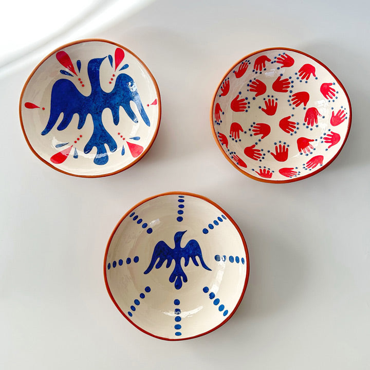 Kus ve el desenli kirmizi mavi beyaz uc kase_Three white ceramic bowls with red blue bird and hand patterns