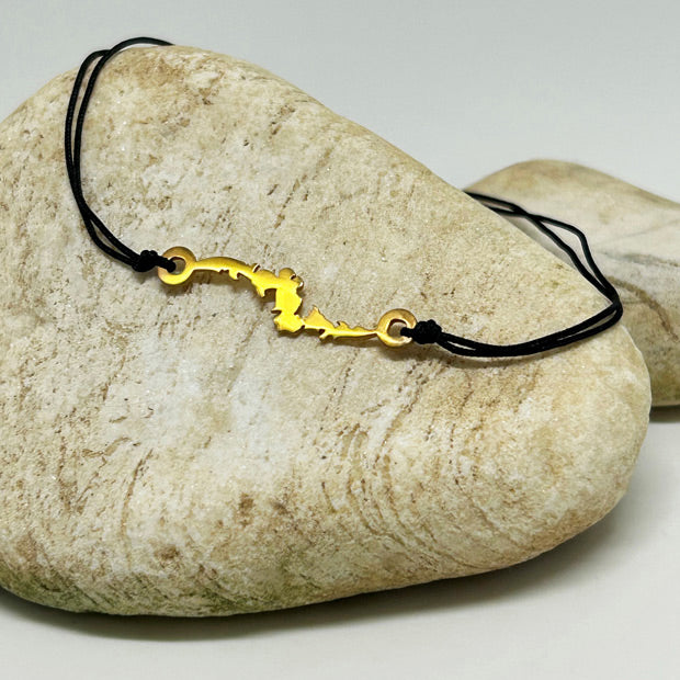 Kuvvet ve mutluluk sembolu yilan ejder motifi bir ciniden alinmis siyah ipli bileklik_Black string bracelet with serpent dragon motif symbolizing power and happiness