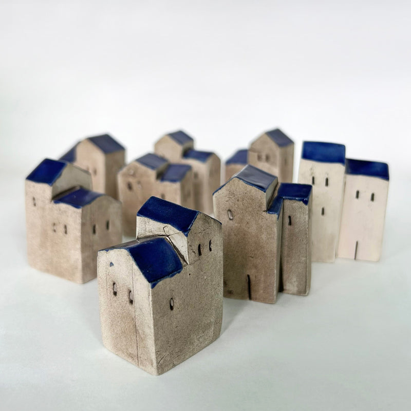 Lacivert catili kucuk seramik evler_Small ceramic houses with navy blue roofs