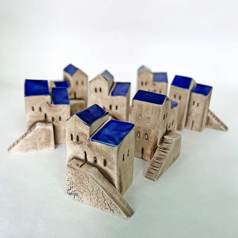 Lacivert iki catili ve merdivenli kucuk seramik evler_Small ceramic houses with stairs and navy blue double roofs