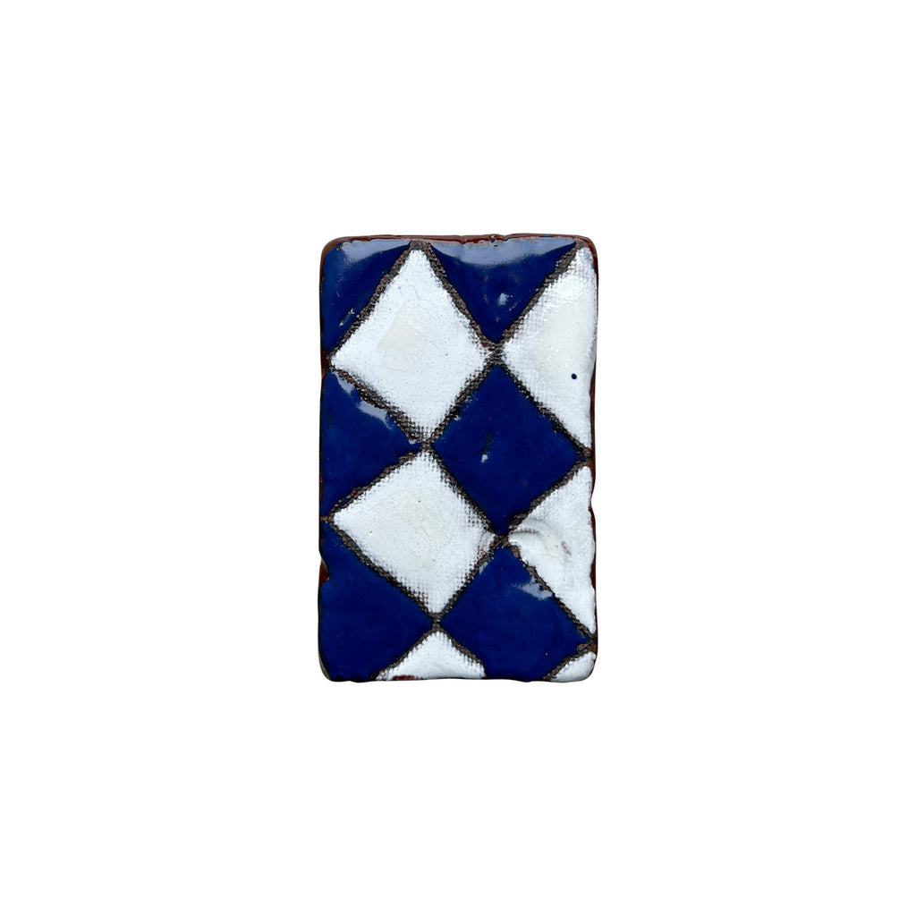 Lacivert ve beyaz kareli el yapimi seramik tablet_Navy blue and white plaid patterned ceramic tablet