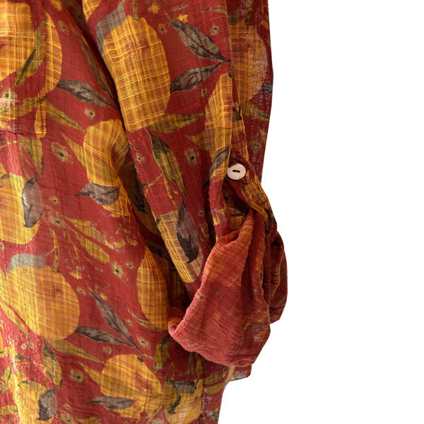 Limon desenli bordo gomlegin kivrilip dugmelenmis kolu_Rolled up buttoned sleeve of patterned burgundy colored shirt