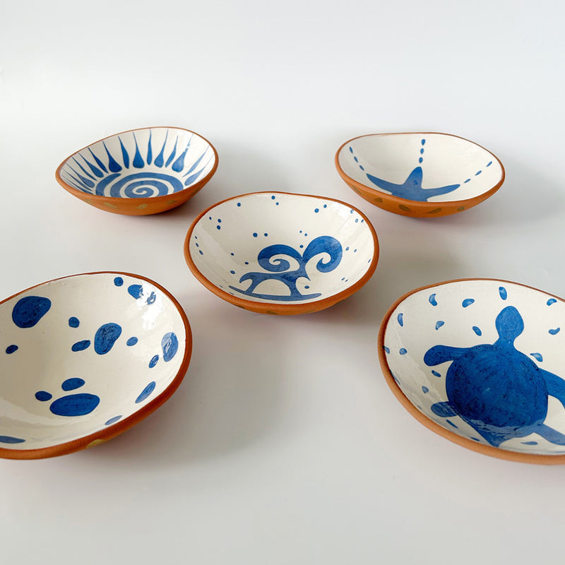 Mavi desenli Atolye 11 kucuk seramik cerezlikler_Small ceramic nut bowls with blue various patternsFarkli desenlerde hediyelik seramik bes tabak_Five ceramic plates with various patterns