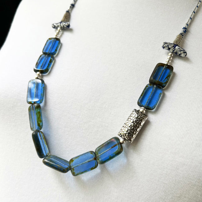 Mavi dikdortgen cam boncuklu metal aksesuarli kolye_Blue rectangular glass beaded necklace with metal accessory