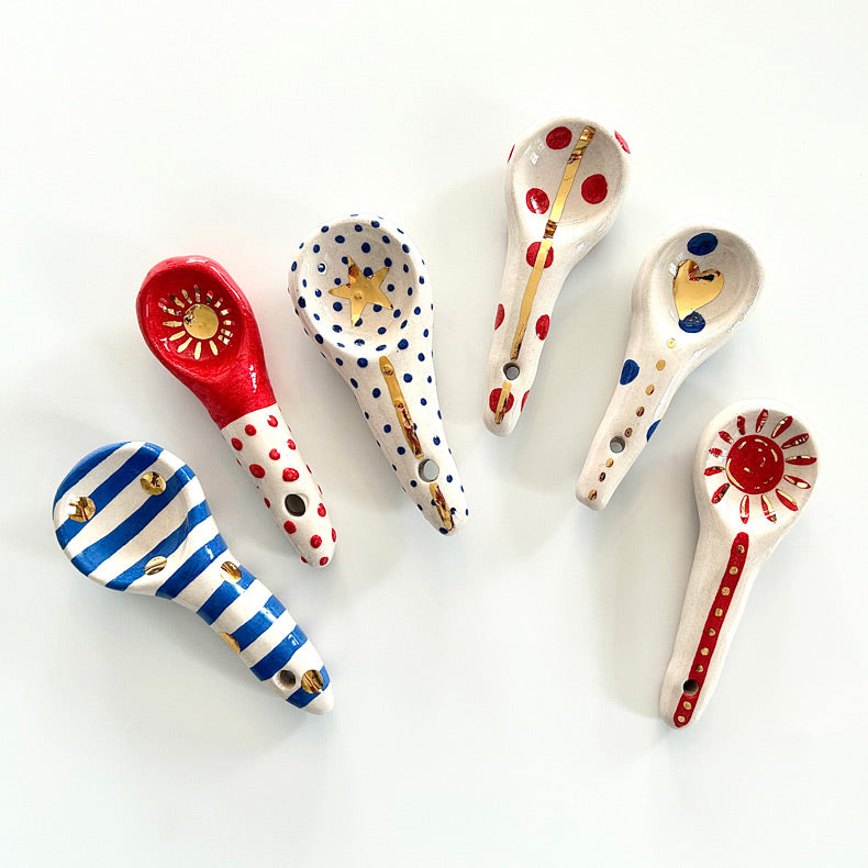 Mavi kirmizi beyaz ve altin renklerinde alti seramik kasik_Six ceramic spoons in red blue gold and white colors