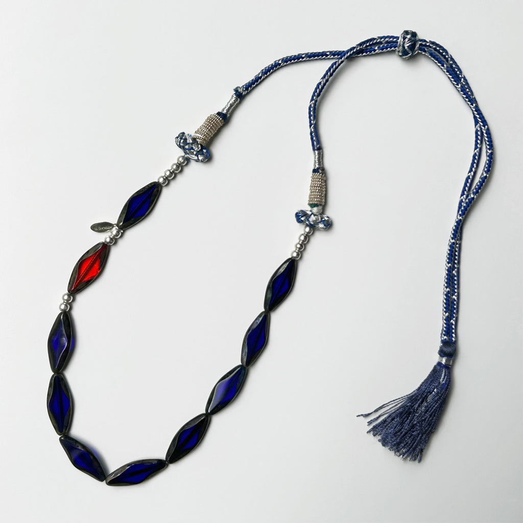 Mavi kirmizi mekik seklinde cam boncuklu puskullu kolye_Shuttle shaped blue red glass beaded necklace with tassel