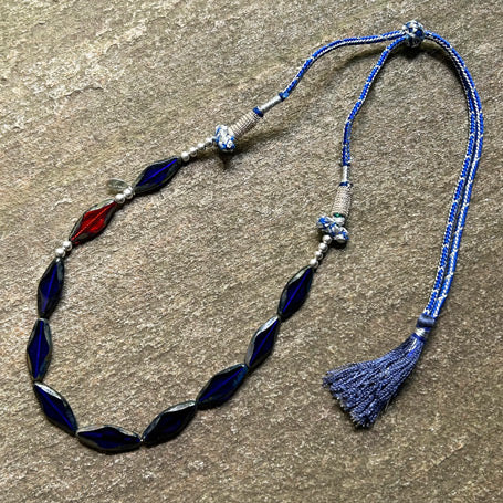 Mavi kirmizi mekik seklinde cam boncuklu puskullu kolye_Shuttle shaped blue red glass beaded necklace with tassel