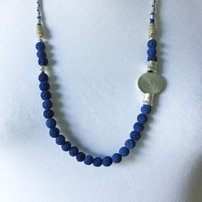 Mavi lavtasi ve gumus rengi metal aksesuarli el yapimi kolye_Handmade necklace with blue lavastone and silver color metal accessories