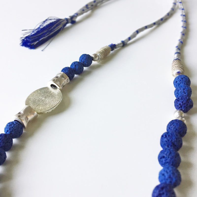 Mavi lavtasi ve gumus rengi metal aksesuarli el yapimi kolye_Handmade necklace with blue lavastone and silver color metal accessories