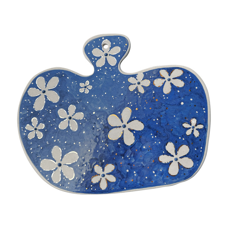 Mavi ustune beyaz cicekli kulplu seramik servis tabagi_Blue ceramic service board with white floral pattern