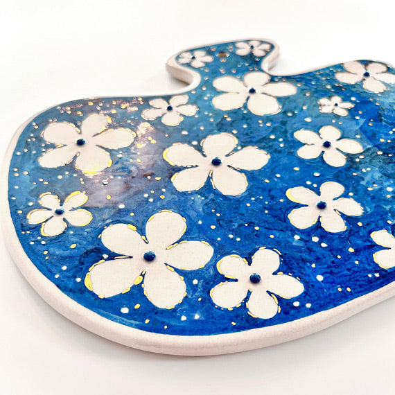 Mavi ustune beyaz cicekli seramik kesme tahtasi_Handmade blue ceramic cutting board with white flower pattern