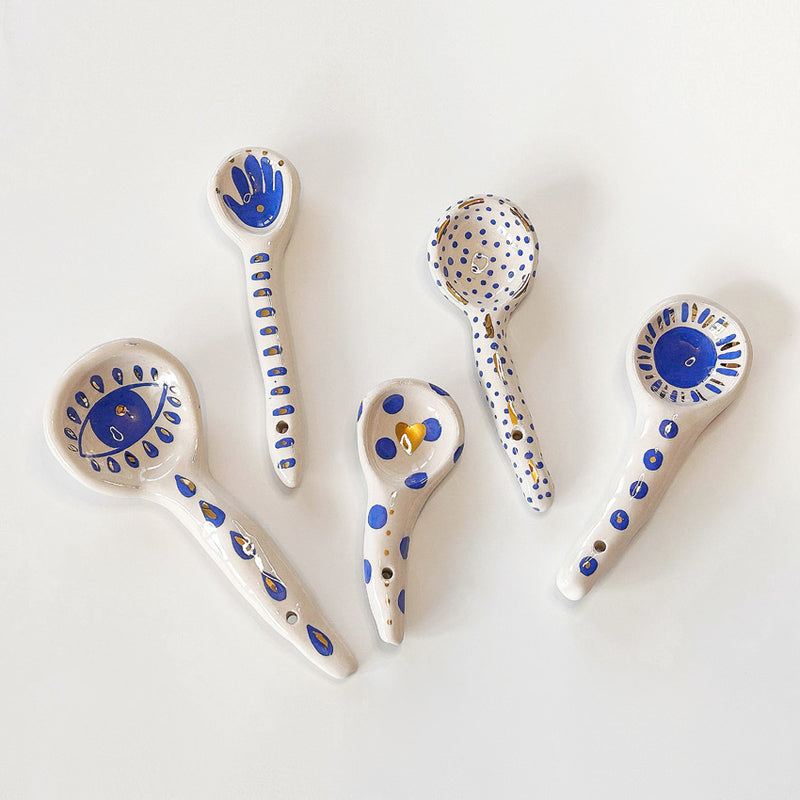 Mavi ve altin rengi desenli beyaz seramik kasiklar_White ceramic spoons with blue patterns