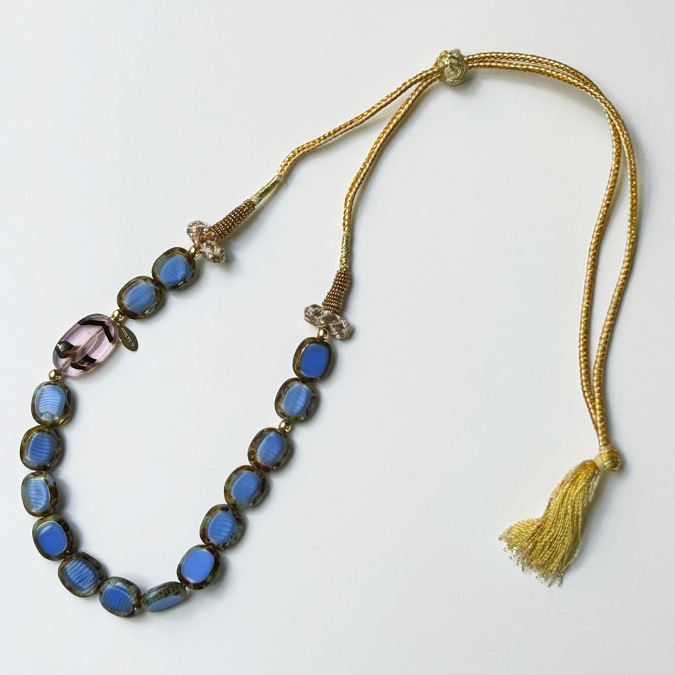 Mavi ve eflatun boncuklu puskullu el yapimi kolye_Hand crafted necklace with blue and violet beads