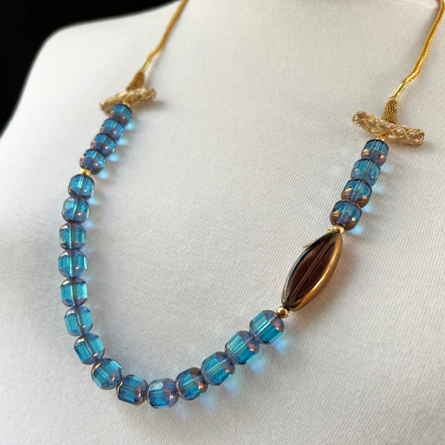 Mavi ve kahverengi boncuklu puskullu el yapimi kolye_Hand crafted necklace with blue and brown beads