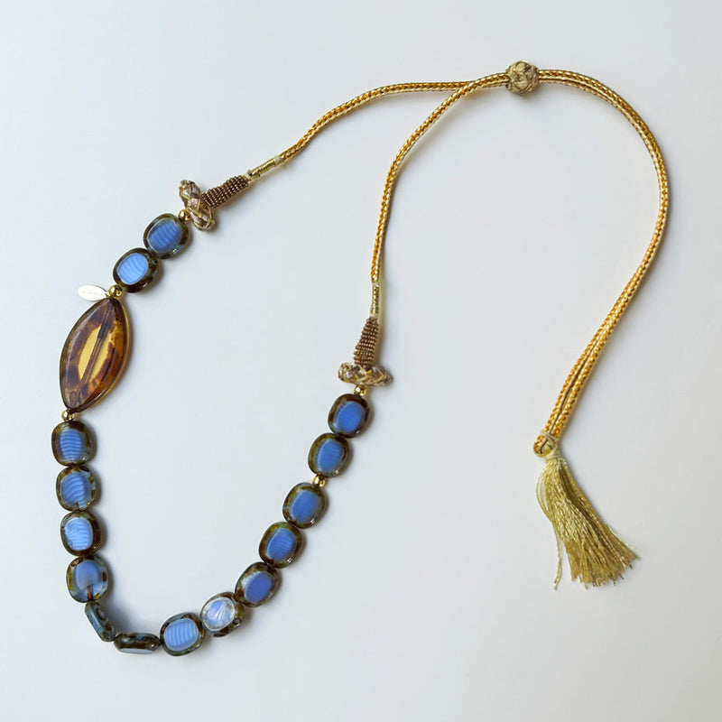 Mavi ve kehribar rengi boncuklu Atolye 11 el yapimi kolye_Hand crafted necklace with blue and amber color beads