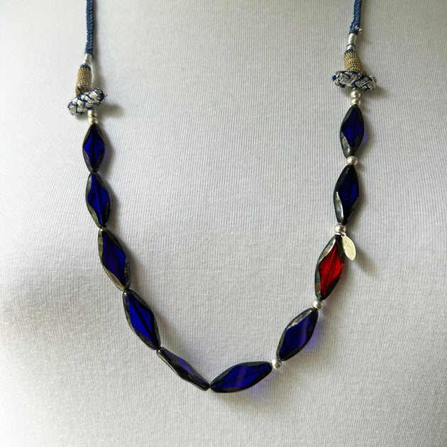 Mavi ve kirmizi mekik seklinde cam boncuklu kolye_Shuttle shaped blue and red glass beaded necklace