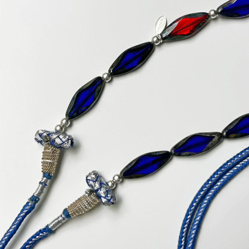 Mavi ve kirmizi mekik seklinde cam boncuklu kolye_Shuttle shaped blue and red glass beaded necklace