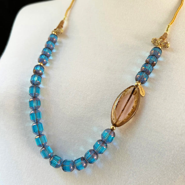 Mavi ve pembe cam boncuklu el yapimi puskullu kolye_Handmade necklace with blue and pink glass beads