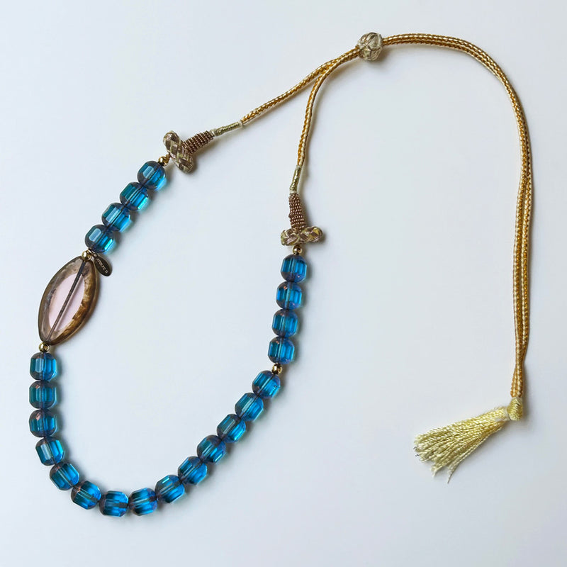 Mavi ve pembe cam boncuklu el yapimi puskullu kolye_Handmade necklace with blue and pink glass beads