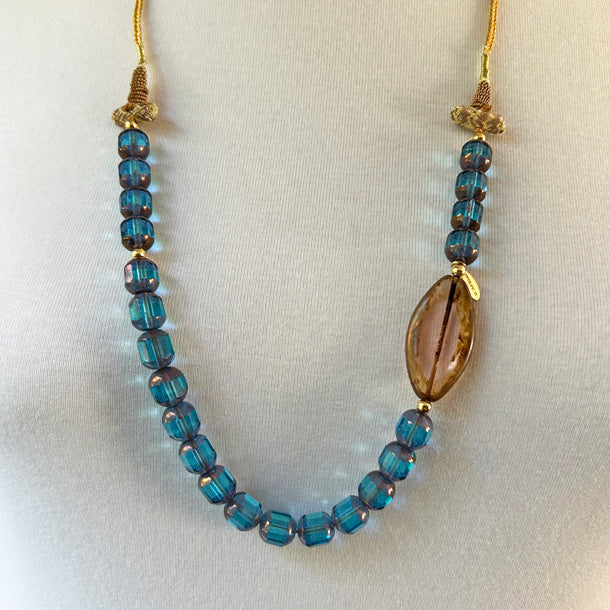Mavi ve pembe cam boncuklu el yapimi puskullu kolye_Handmade necklace with blue and pink glass beads