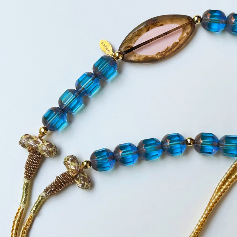 Mavi ve pembe cam boncuklu el yapimi puskullu kolye_Handmade necklace with blue and pink glass beads