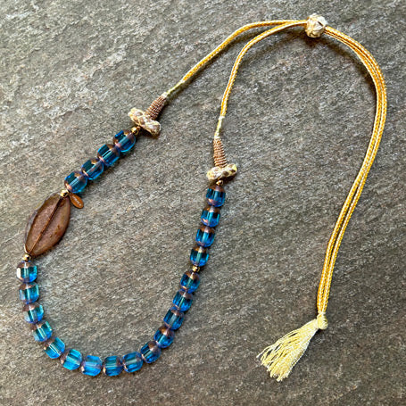 Mavi ve pembe cam boncuklu el yapimi puskullu kolye_Handmade necklace with blue and pink glass beads
