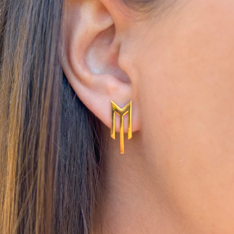 Mersinin Mut ilcesinin bir kiliminden alinma kocboynuzu motifli kupe_Earring with rams horn motif