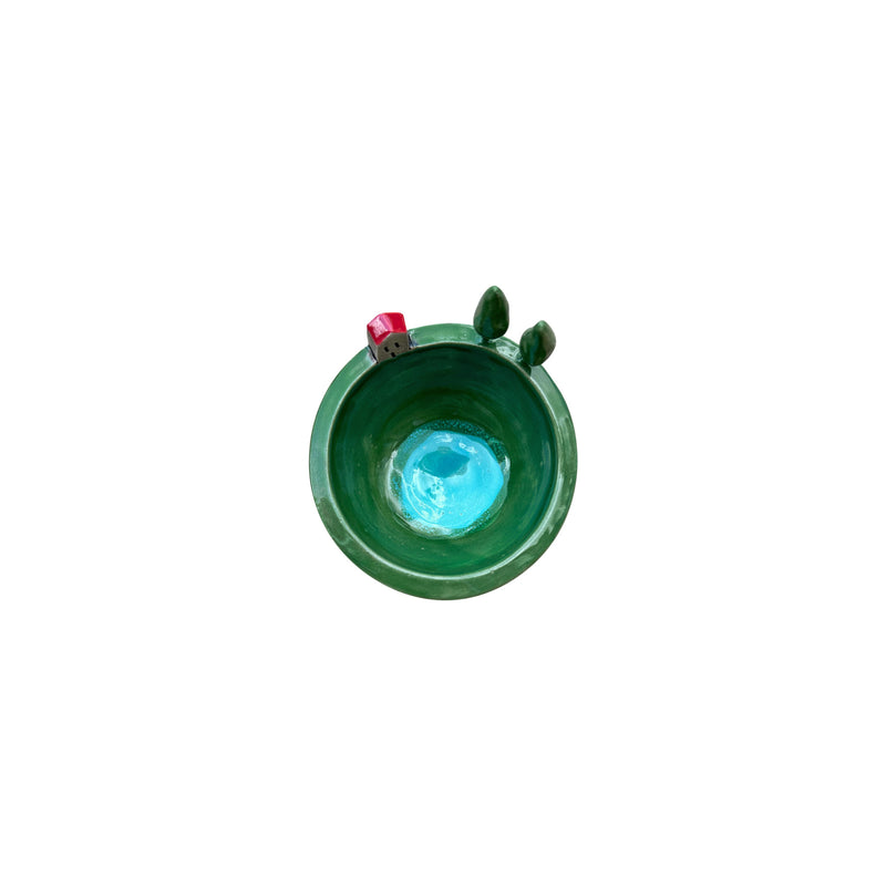 Minik agaclar ve koy eviyle suslenmis ortasi mavi kendisi yesil seramik kase_Small green ceramic bowl
