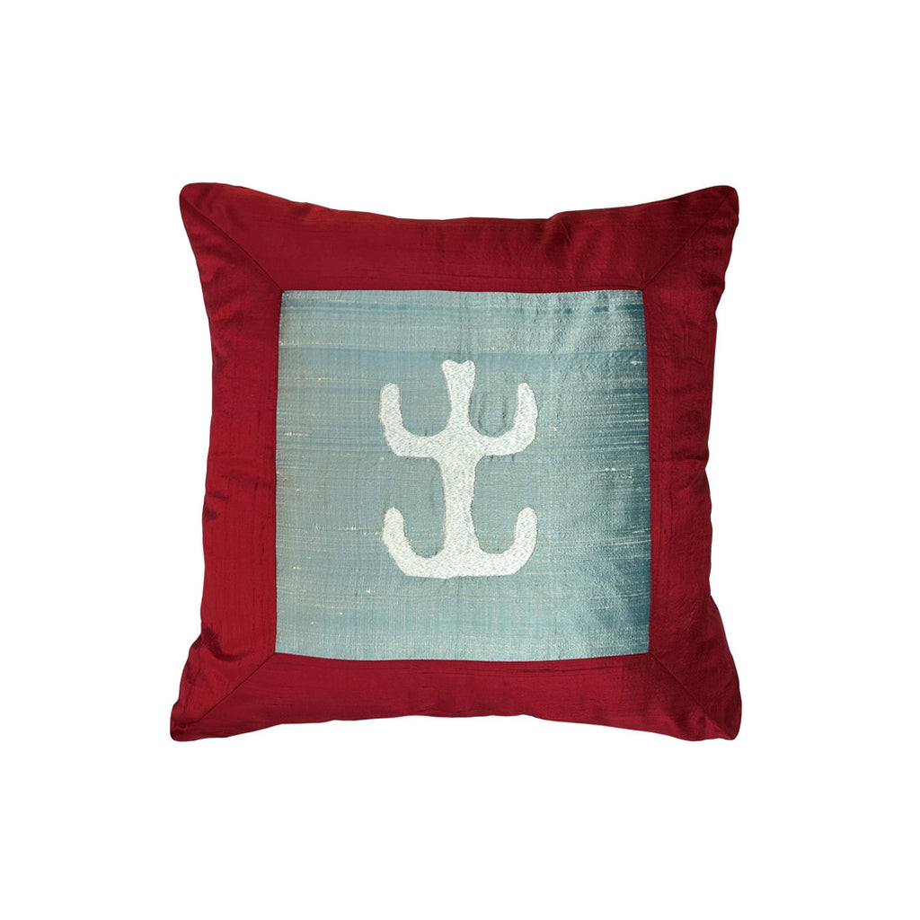 Motifi kucuk bir Antalya kiliminden alinmis koyu kirmizi ve gri mavi ipek yastik_Greyish blue and dark red silk cushion with Anatolian Motif