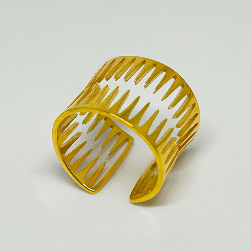 Negatif olarak el parmak tarak motifli altin kaplama yuzuk_Gold plated ring with a negative hand finger and comb motif