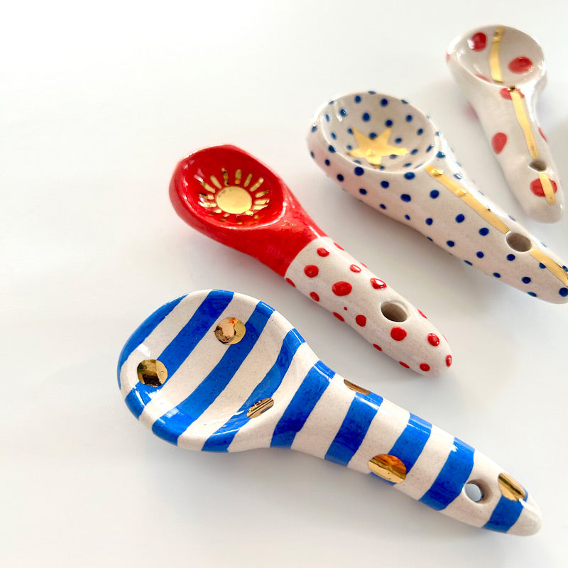 Neseli desenleri olan dort adet seramik kasik_Four ceramic spoons with joyful patterns