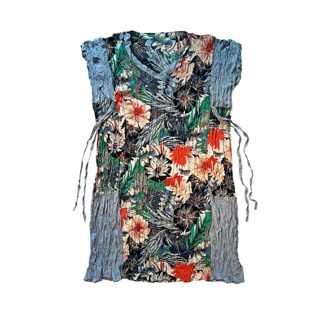 Omuz ve yan etekleri soluk mavi kendi karisik cicekli bagcikli kolsuz elbise_Floral patterned sleeveless dress with pale blue shoulders and skirt sides