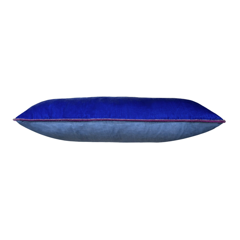 Onu mavi kadife fitili fusya mor arkasi pamuklu uzun yastik_Long blue velvet cushion with purple piping and cotton back