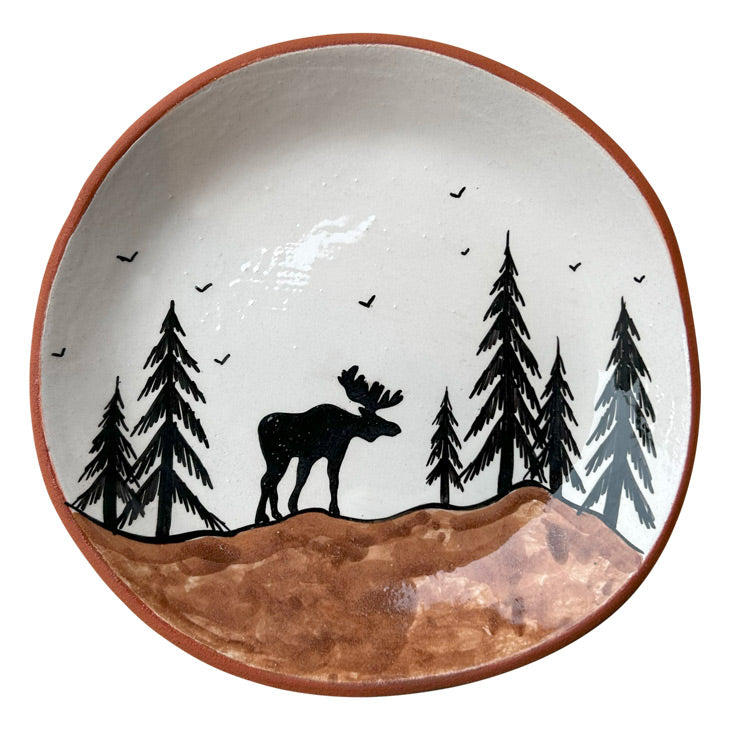 Ormanda geyik desenli seramik tabak_Ceramic plate with a deer pattern in a forest