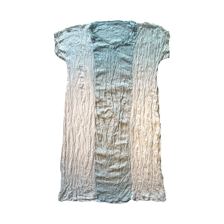 Ortasi ince acik mavi cizgili kolsuz beyaz kirisik elbise_Sleeveless white wrinkled dress with thin light blue stripes in the middle