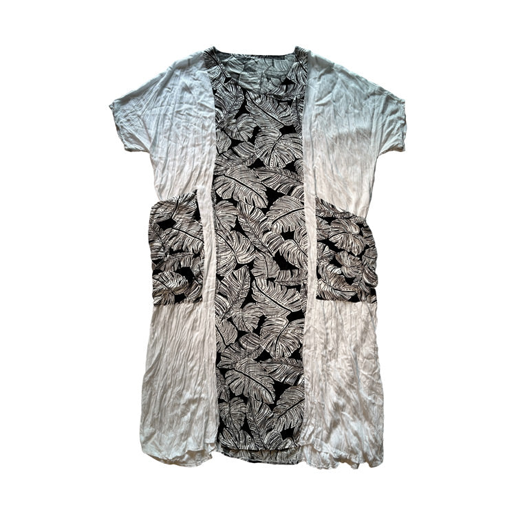 Ortasi ve cepleri siyah ustune yaprak desenli beyaz bol elbise_White cotton loose dress with black and white leaf pattern in the middle and pockets