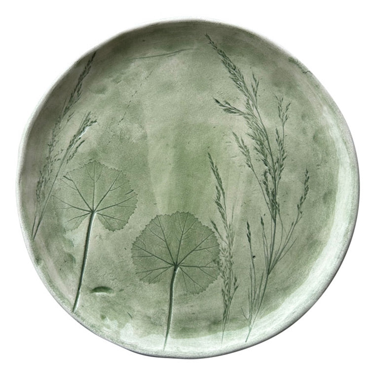 Otlar ve ebegumeci yapragi desenli cagla yesili seramik tabak_Sage green ceramic plate with floral pattern