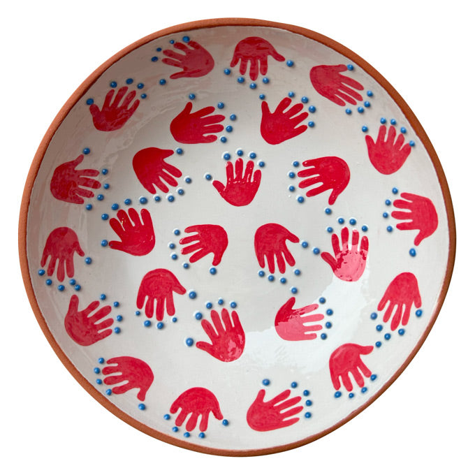 Parmak uclarinda mavi noktalar olan kirmizi el desenli kase_Bowl with red hand patterns with blue dots on fingertips