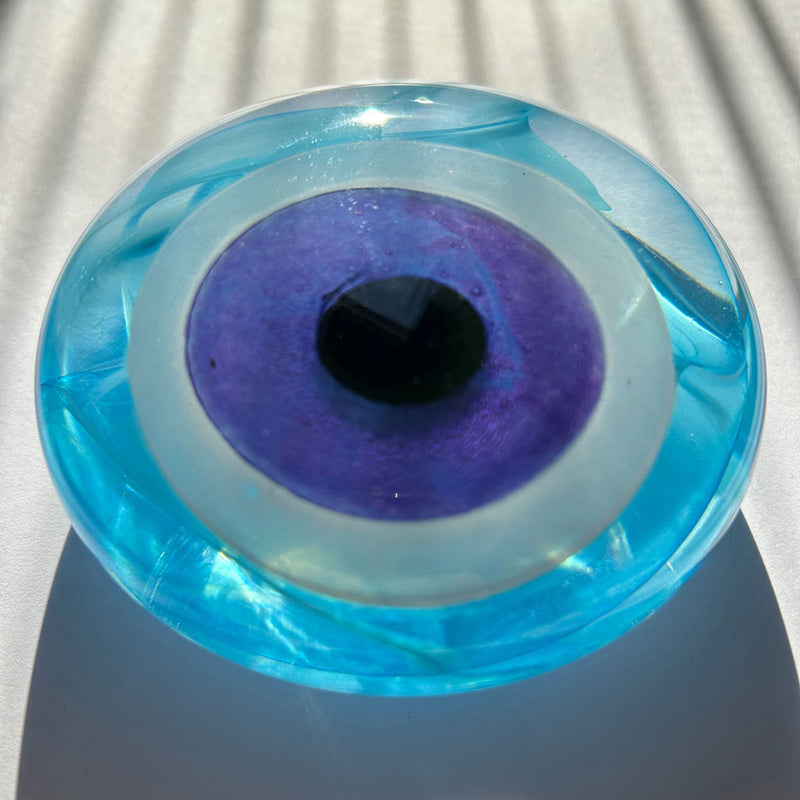 Perspektif golgede acik turkuaz ve mor dekoratif goz boncugu_Turquoise and purple evil eye bead