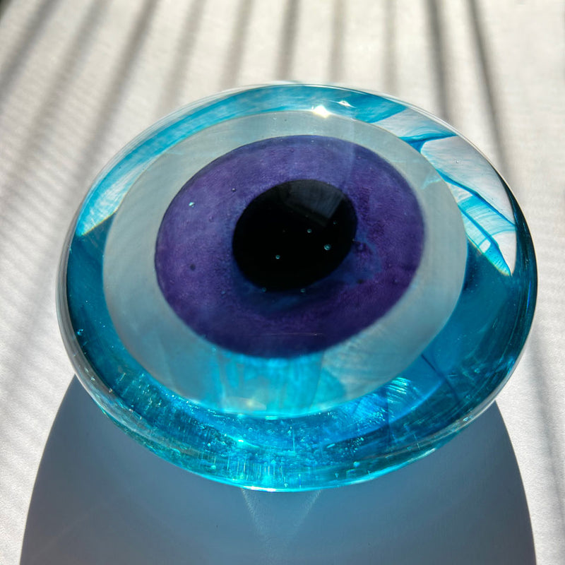 Perspektif golgede turkuaz mor goz ev ve ofis aksesuari_Turquoise purple glass evil eye as home and office accessory