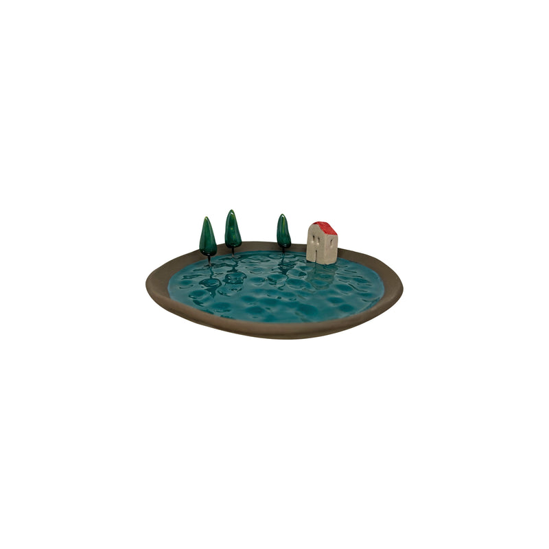 Petrol yesili zeminde uc agac ve bir ev yerlestirilmis dekoratif kucuk tabak_Peacock green small decorative plate with figurines on it